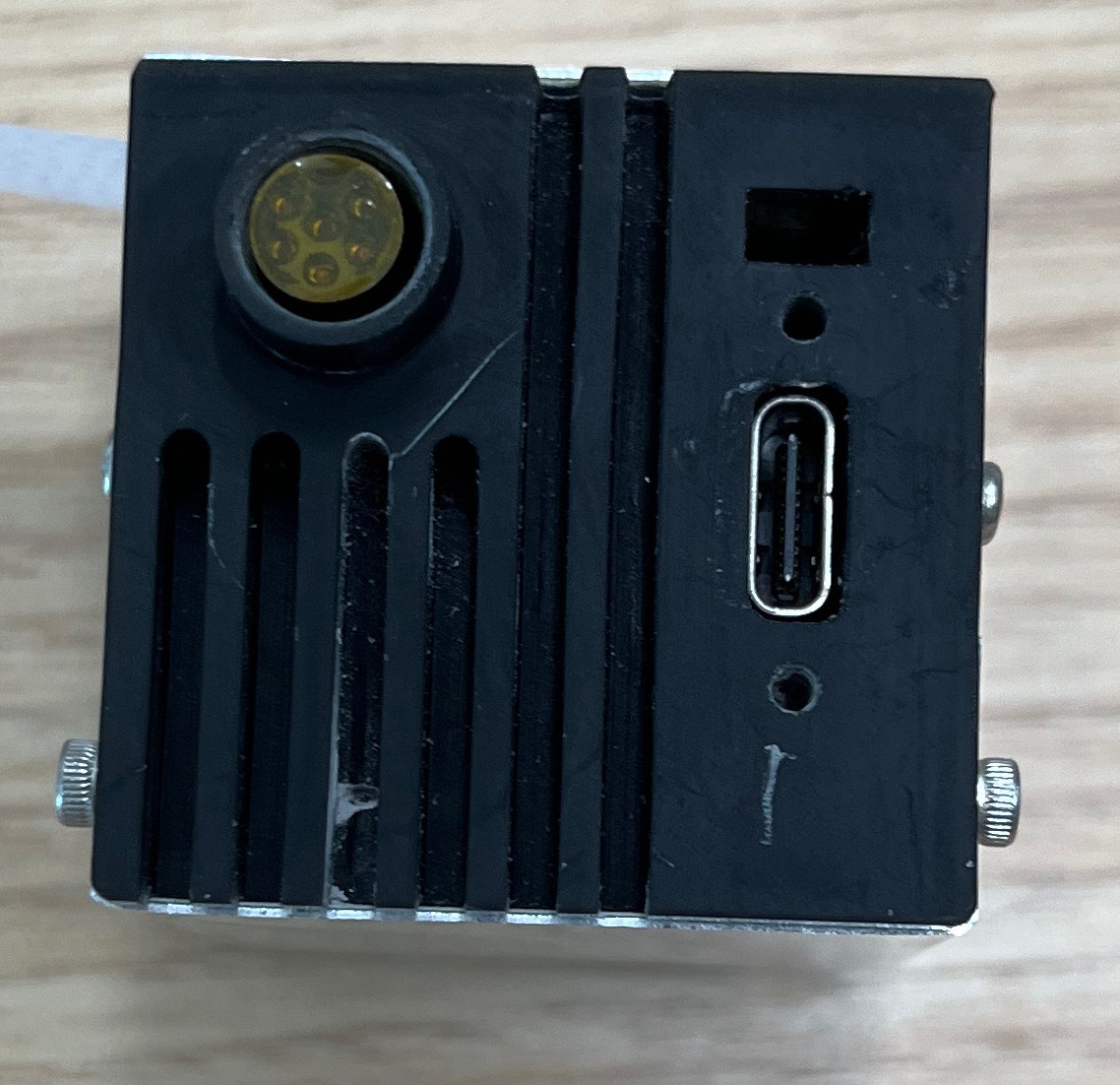 렌즈와 USB-C 단자, 발열판 형상이 보이는 카메라 모듈 케이스 조립 상태