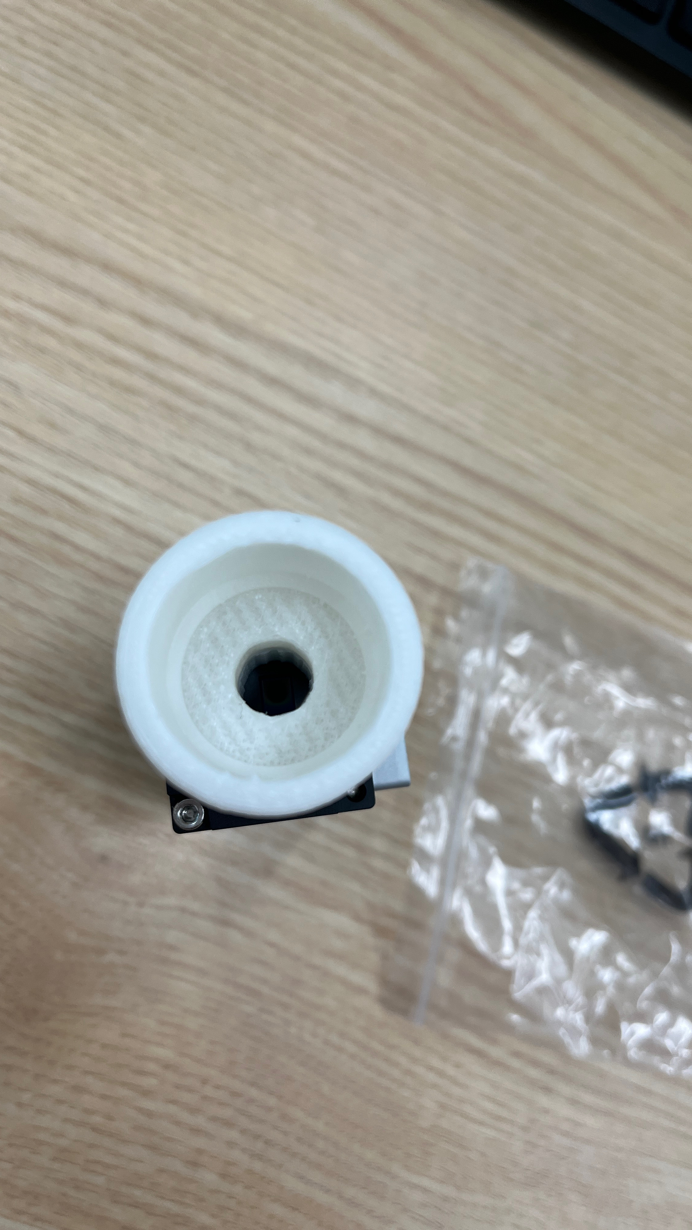 카메라에 연결한 흰색 3D 프린팅 어댑터의 안쪽 모습