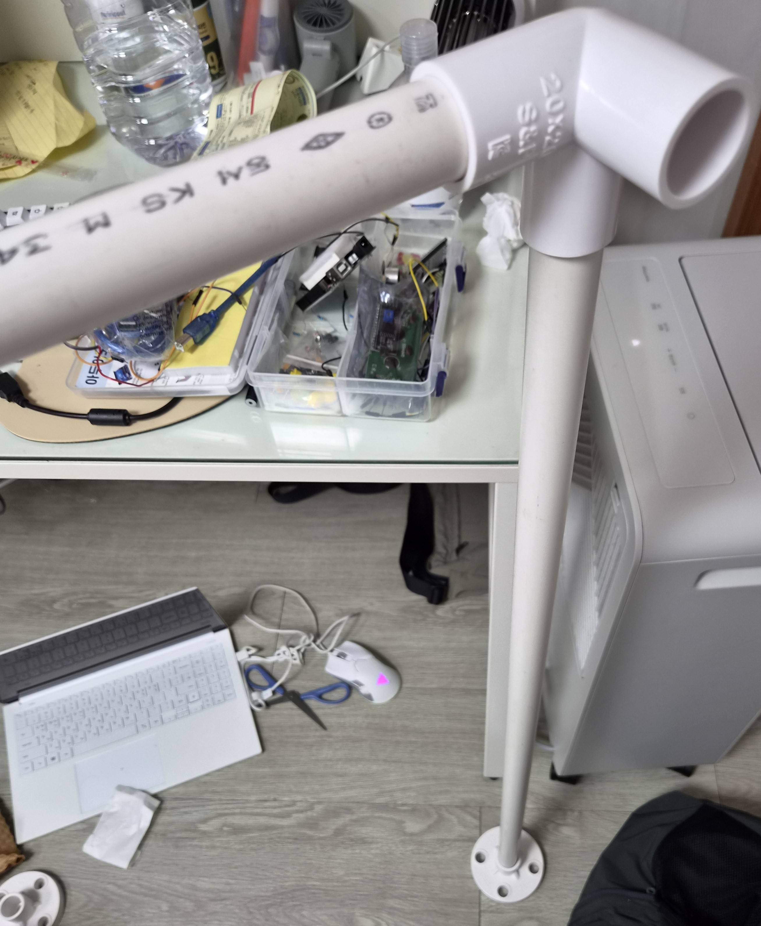 PVC 파이프로 드론 실험용 케이지 모서리를 조립하는 과정