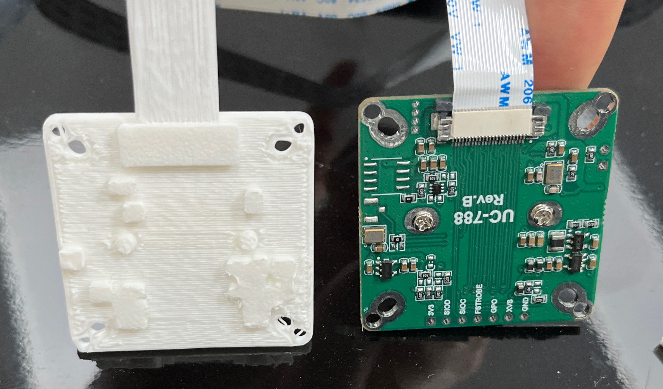 실제 카메라 PCB 후면과 같은 위치로 만든 치수 검증용 출력 모델
